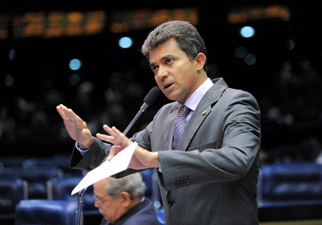 PARLAMENTAR RONDONIENSE ESTÁ ENTRE OS 10 SENADORES QUE “MAIS BEBEM”