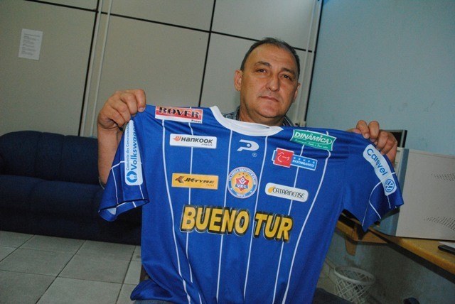 Presidente do VEC flagra jogadores bêbados e desconta metade dos salários