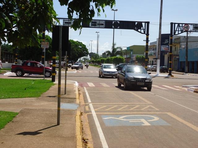 Cerejeiras: semáforo estragado desde sexta-feira provoca irritação de motoristas