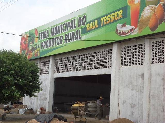 Com prédio novinho, feirantes de Cerejeiras não ocupam imóvel por falta de água