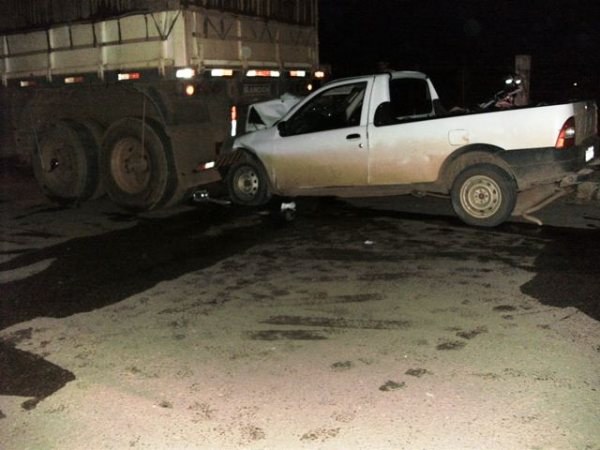 JOVEM BATE CARRO EM CARRETA PARADA E VAI PARAR NO HOSPITAL