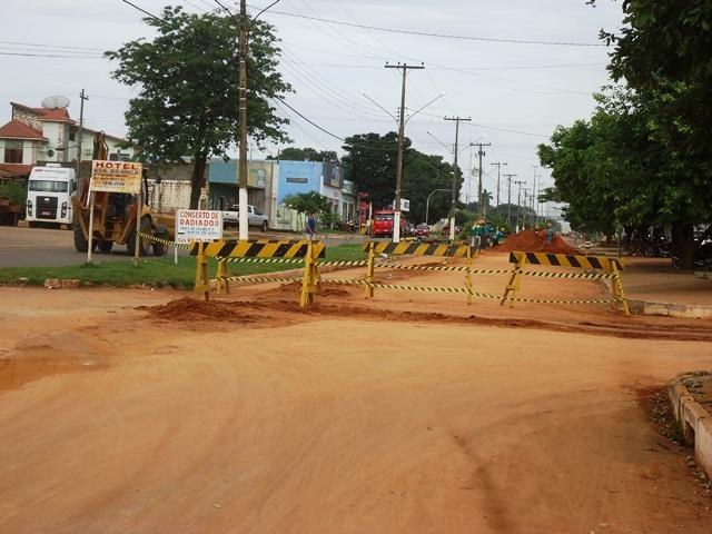 População reclama de valas abertas pela obra de saneamento básico em Cerejeiras