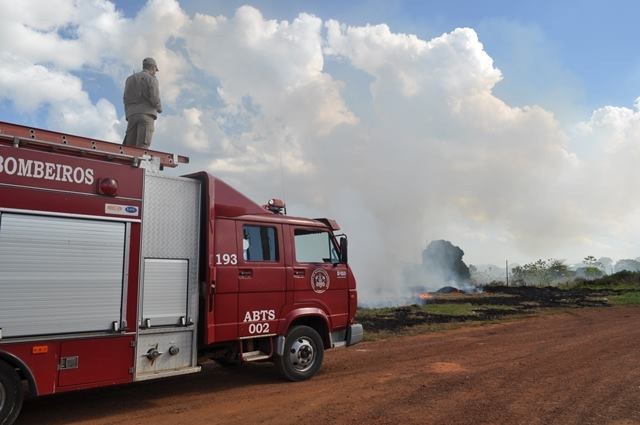 Homens colocam fogo em terreno baldio e são presos em flagrante em Vilhena