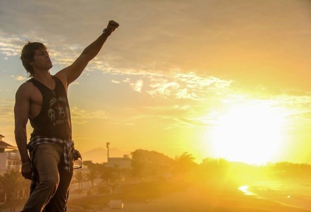 Theo Becker grava clipe inspirado em relação com Andressa Suita