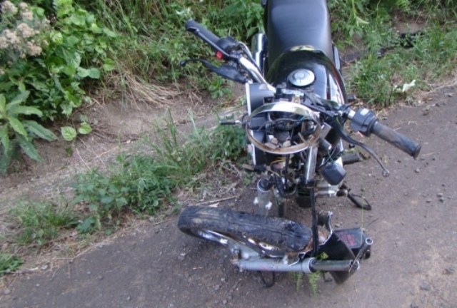 Choque entre moto e caminhão mata uma pessoa e deixa outra ferida em Corumbiara