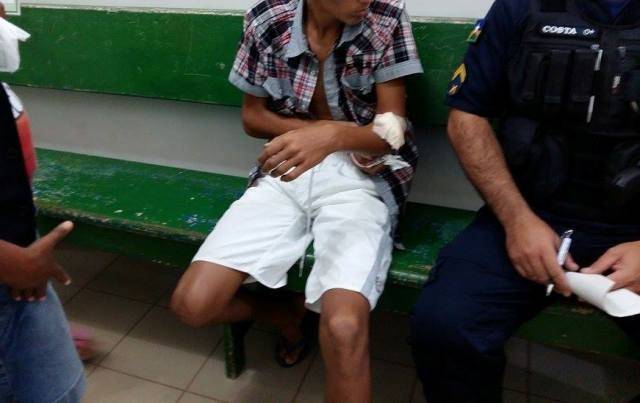 Garoto de 16 anos cai de poleiro e acerta tiro acidental no próprio braço