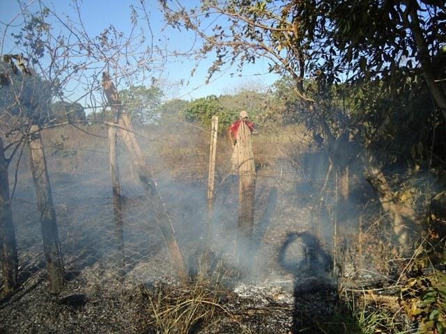 SECRETÁRIO MUNICIPAL AJUDA BOMBEIROS A COMBATER INCÊNDIO EM CHÁCARA