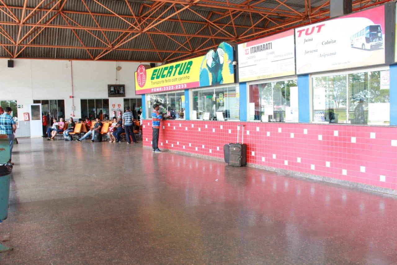Empresa de ônibus vende passagens para Mato Grosso, passageiros desembarcam em Vilhena e polícia é acionada