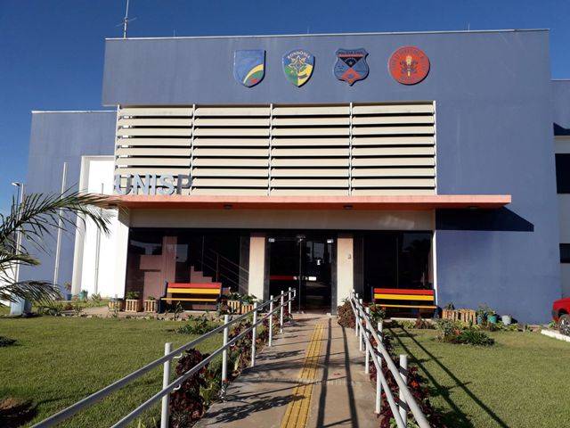 Armados com facas, bandidos assaltam 5 pessoas no mesmo dia; num dos ataques, ladrão levou celulares e R$ 1.500