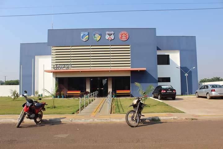 Quase reconciliando, casal começa briga, mulher corre atrás de marido com tijolo, apanha e aciona a polícia