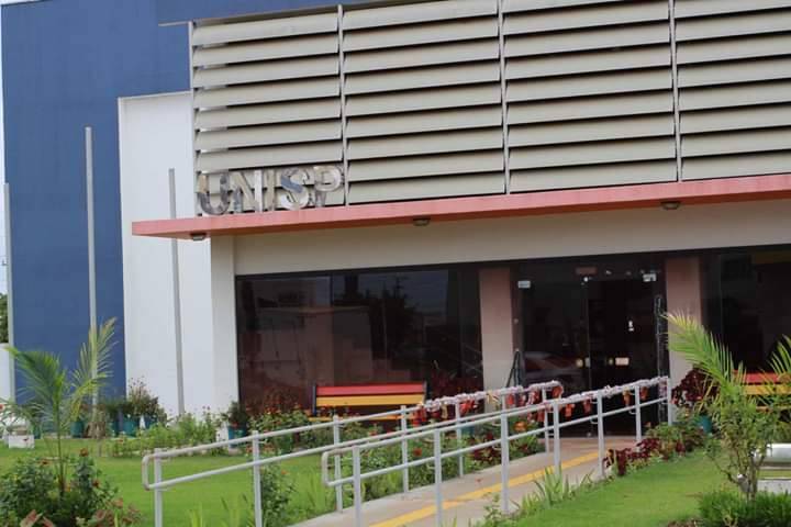 Adolescente pede comida a comerciante idoso, que ao tentar ajudar, acaba furtado pela garota