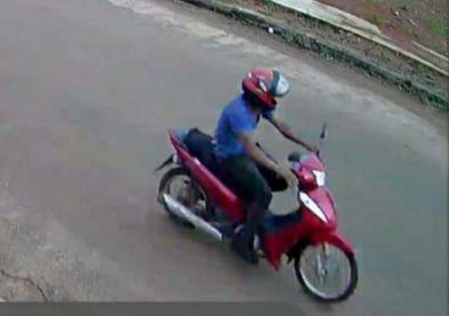 ASSISTA: vídeo mostra motociclista pegando arma que policial penal havia deixado cair na rua, em Vilhena