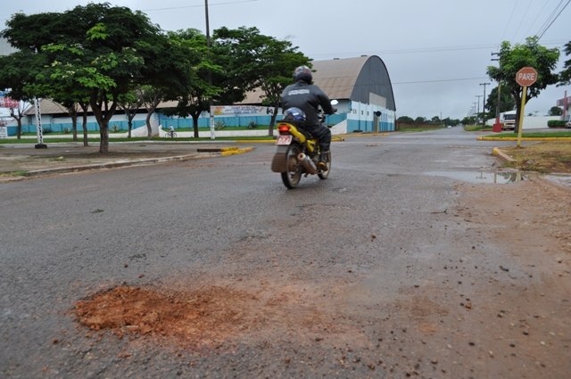 Prefeitura tapa buracos de asfalto com terra (1)