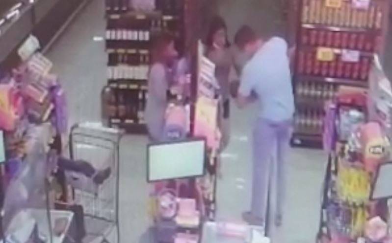 ASSISTA VÍDEO: de folga, policial militar executa manobra e salva criança engasgada com bala em supermercado