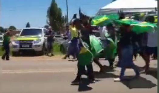 ASSISTA VÍDEOS: indígenas chegam a bloqueio na BR 364, em Vilhena, e manifestante diz que “agora não libera mais”