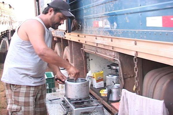 MOTORISTAS RECLAMAM DA DEMORA NO POSTO FISCAL