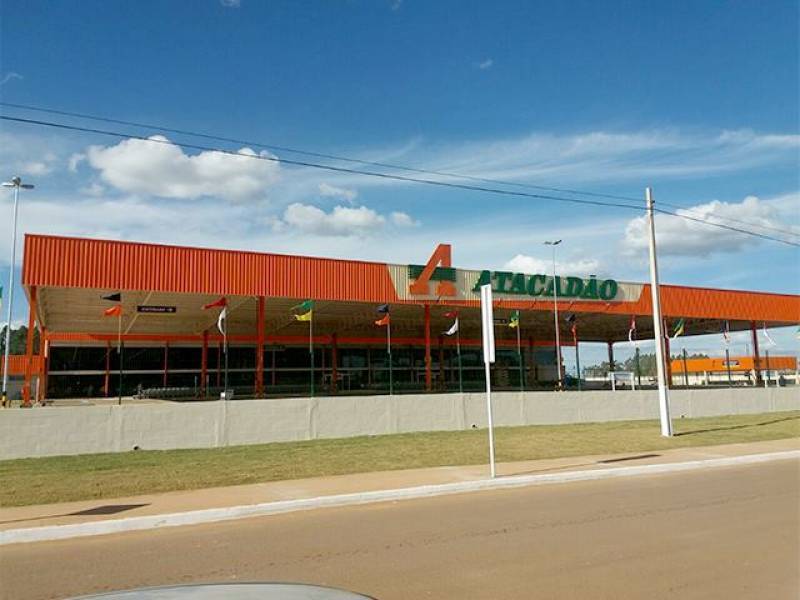 Atacadão denuncia abordagens “agressivas” de vendedores ambulantes e Polícia Militar é acionada, em Vilhena