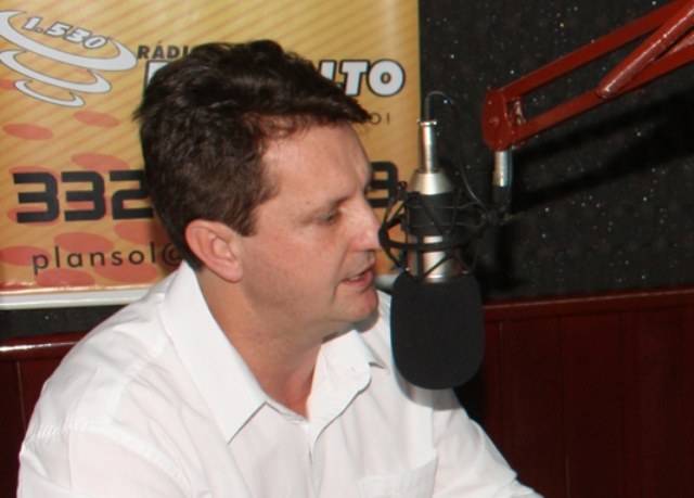 Personagem infantil ajuda a fazer programa de rádio do prefeito Zé Rover