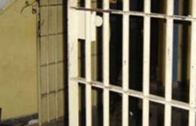 Quatro presos escapam de Colônia Penal subindo em telhado; um foi recapturado