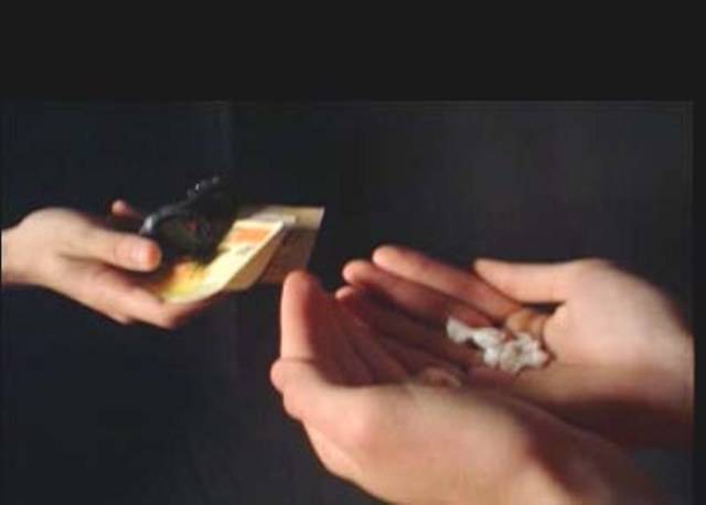 Após roubar celular, usuário de drogas entrega traficante e polícia prende os do