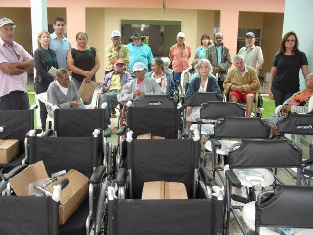 Prefeitura de Vilhena faz entrega cadeiras de rodas ao Lar dos Idosos