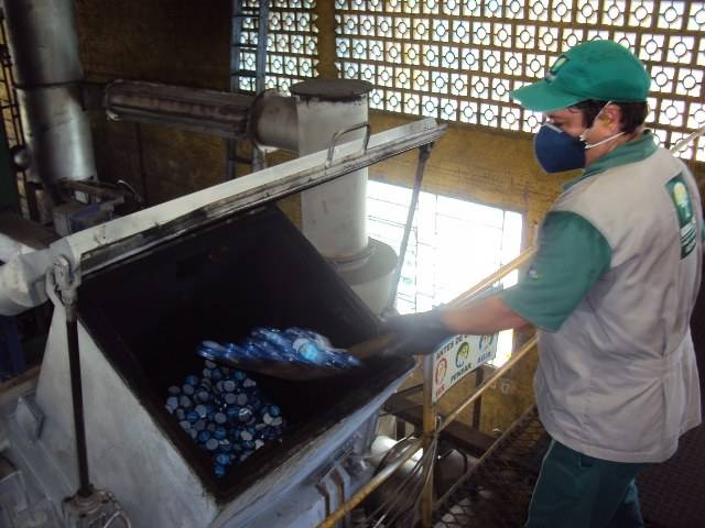 Receita Federal do Acre incinera contrabando de Vick VapoRub em Vilhena