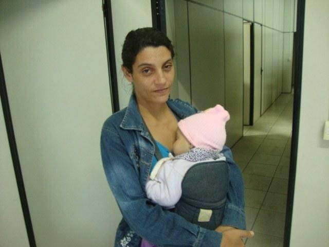 Mãe que usou filha em golpe é procurada pelo MP e desmente “história dramática”