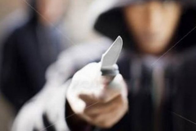 Armado com uma faca, desconhecido ameaça jovem na Cohab e rouba celular 