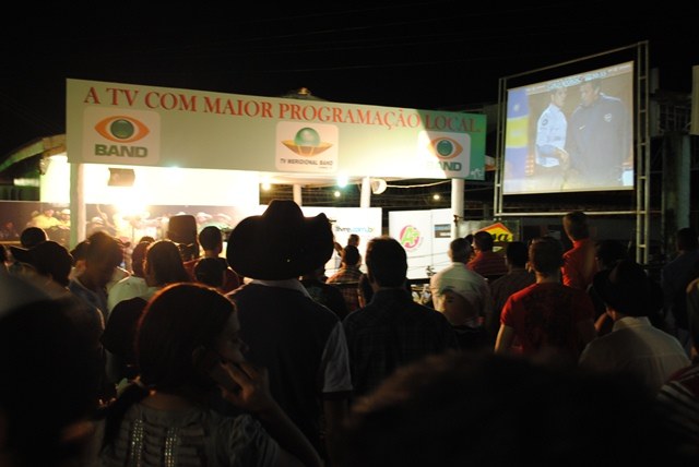 Telão em frente ao estúdio da TV Band na Expovil transmite final da Libertadores