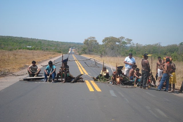Após oito horas, índios desbloqueiam trecho da BR 364 a 30 km de Vilhena